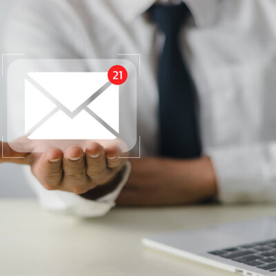 uomo in ufficio con icona di email